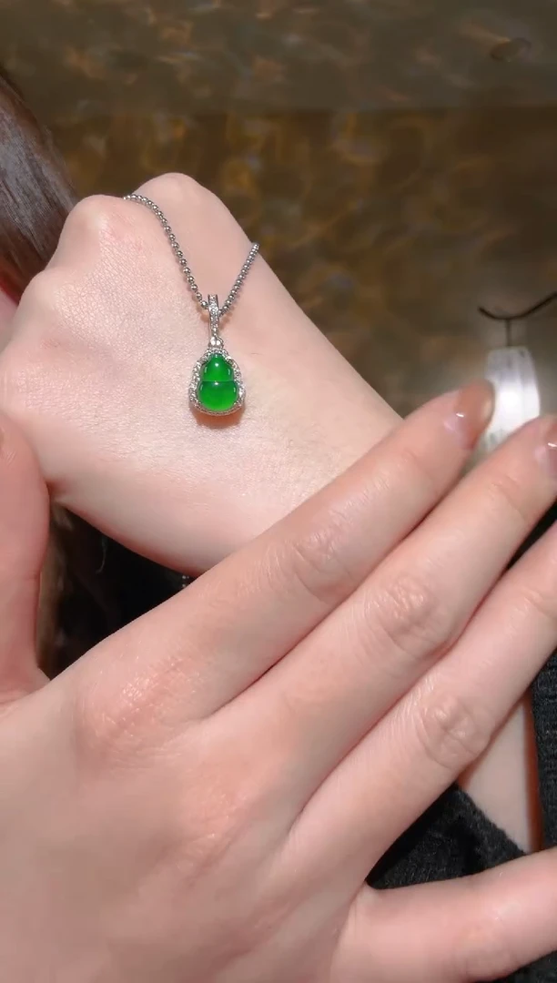吊坠(赠链)未镶嵌翡翠葫芦吊坠