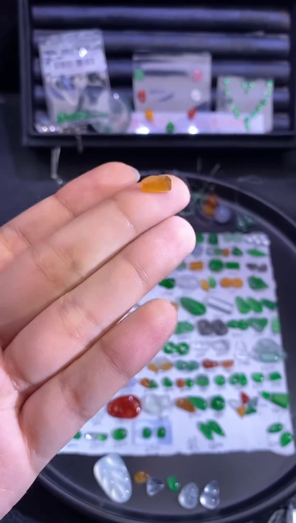 未镶嵌挂件翡翠切割