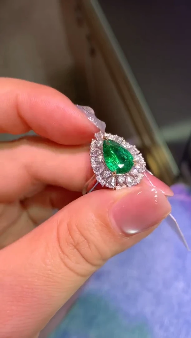 18K金镶嵌戒指祖母绿2.3CT