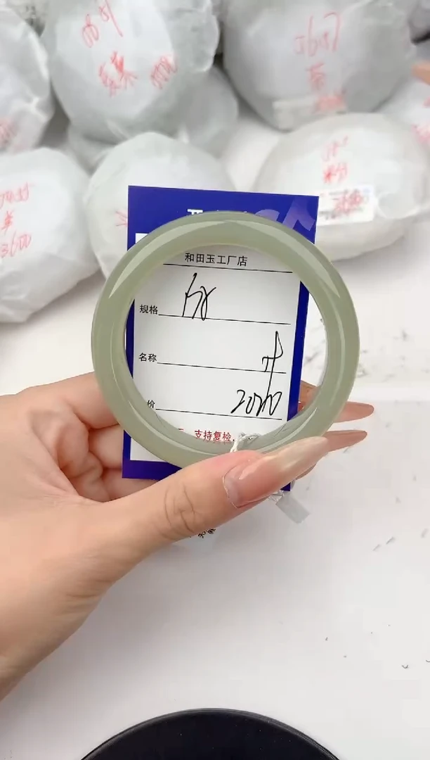 和田玉手镯未镶嵌135颜色微差无瑕疵