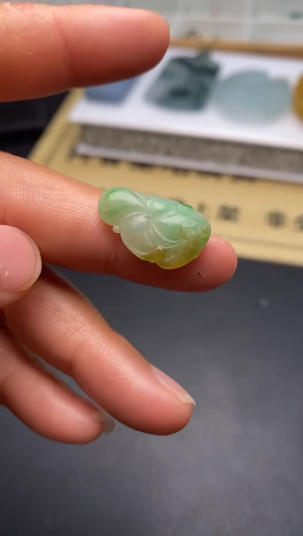 定制翡翠未镶嵌翡翠毛货多样性发其一