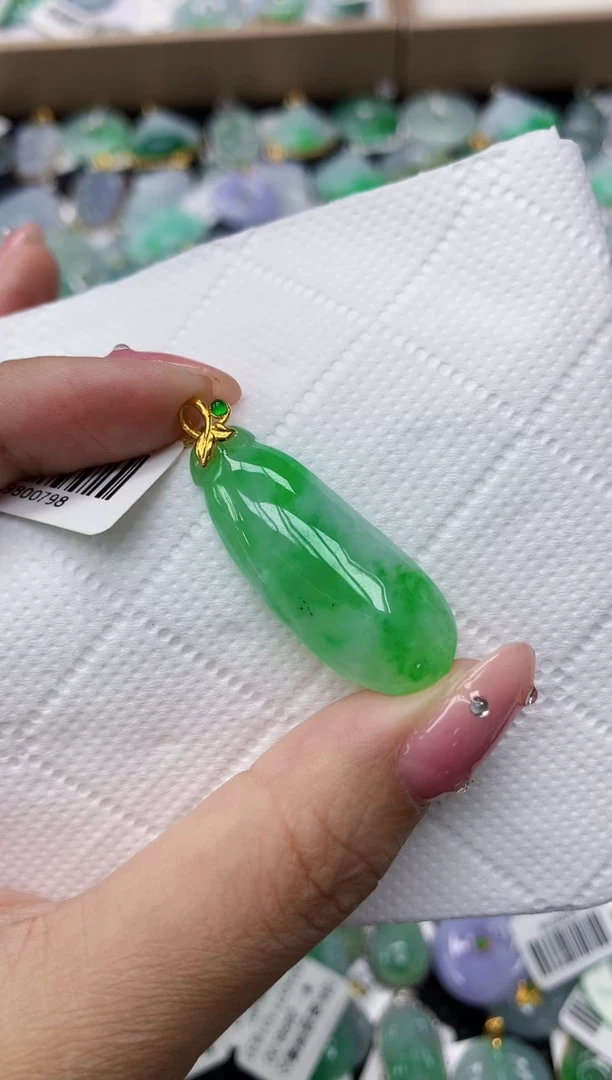 翡翠18K金镶嵌颈饰1111111111