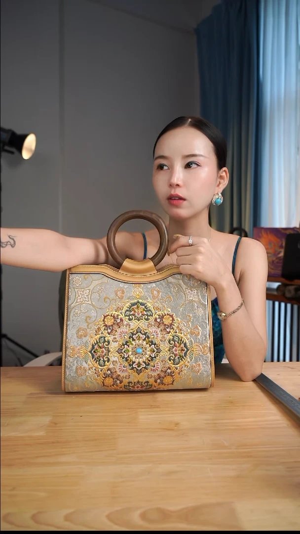 蚕丝芳*圆环金丝楠木唐锦木手提包