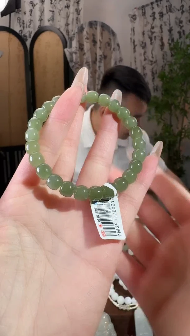 未镶嵌手链和田玉（糖玉）湖水绿直切手串 卡8