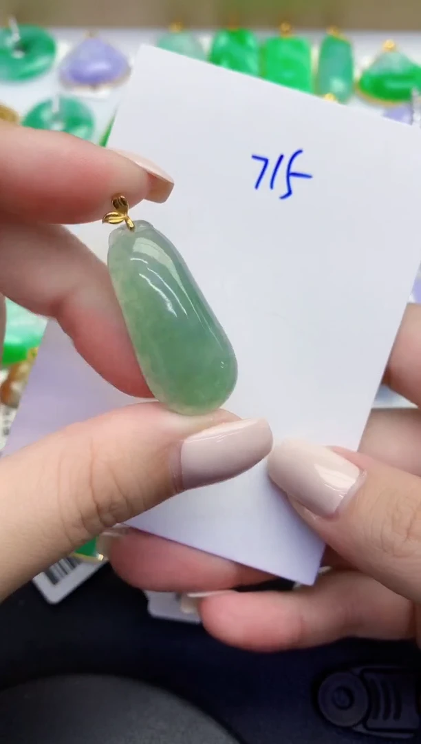 颈饰18K金镶嵌翡翠缅甸天然翡翠A货
