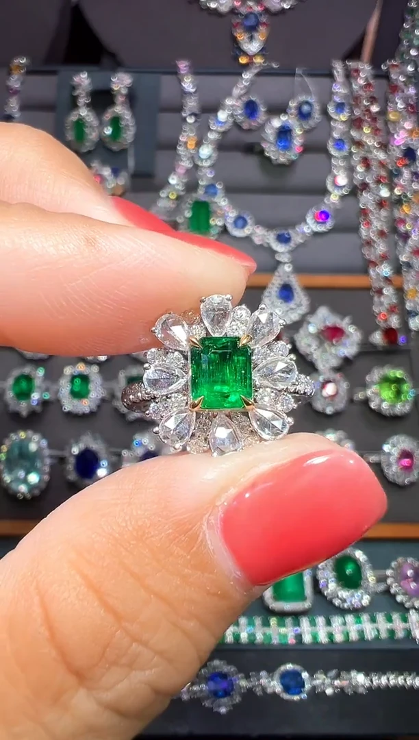 18K金镶嵌0.81ct祖母绿沃顿绿潘杰希尔