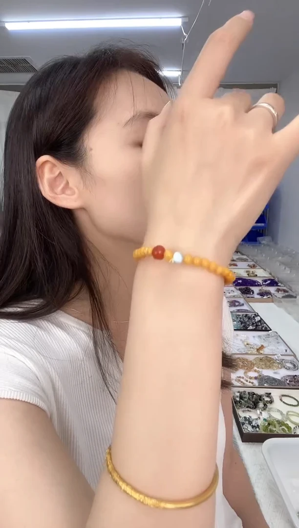 未镶嵌蜜蜡手链天然珠宝多样性发其一