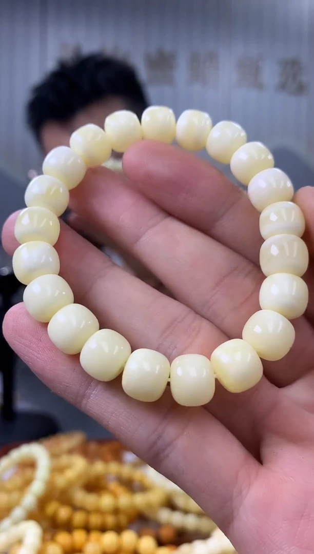 【闪购商品】琥珀裸石未镶嵌手串