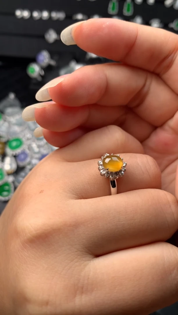 颈饰18K金镶嵌翡翠黄翡蛋面戒指