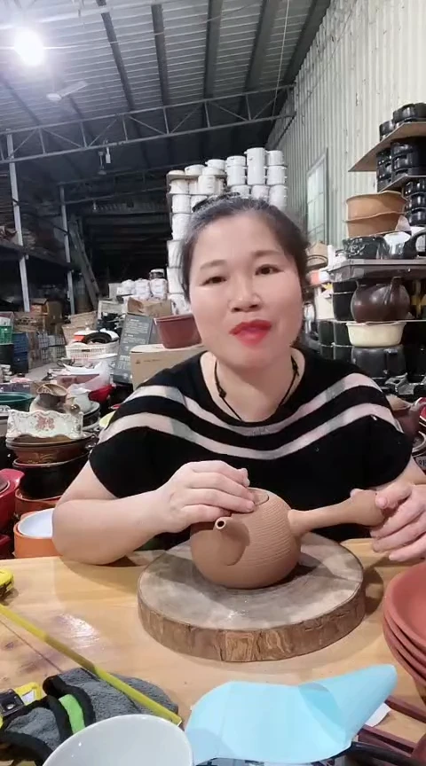 瑕疵螺纹手把壶一个