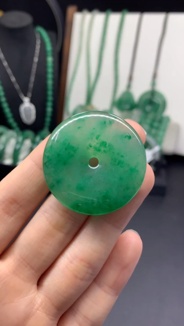 吊坠(不含链)未镶嵌石英质玉（非洲翠）37mm平安扣