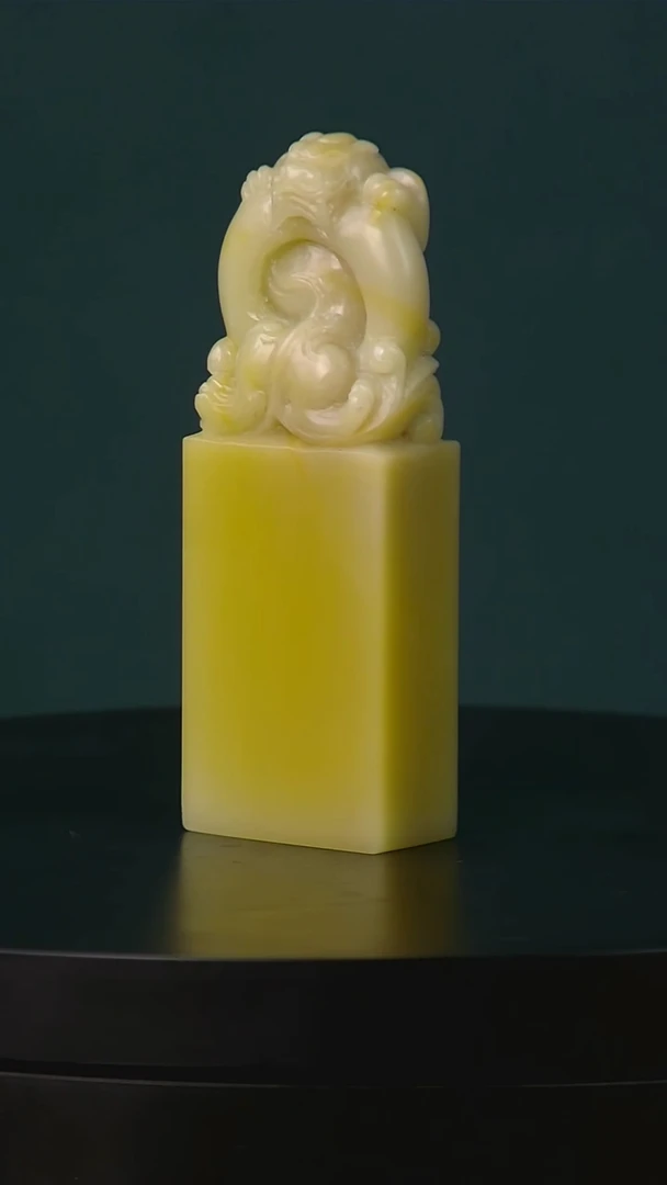 青田石菜花黄螭虎穿环章1.3*2.6*7.2