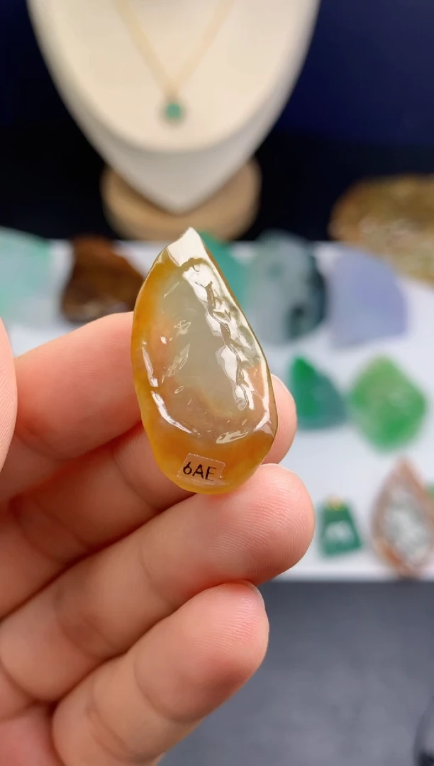 颈饰未镶嵌翡翠