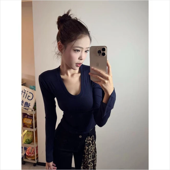 秋季新款U领设计感纯色打底修身显瘦纯欲氛围感薄款喇叭袖9091