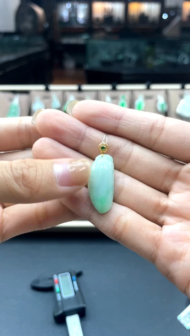 【闪购商品】翡翠颈饰18K金镶嵌福瓜
