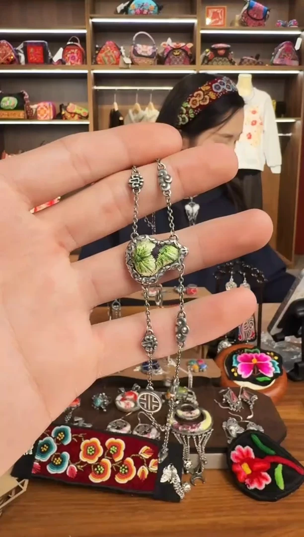 【闪购商品】织绣95蒙阿苏苗绣传承