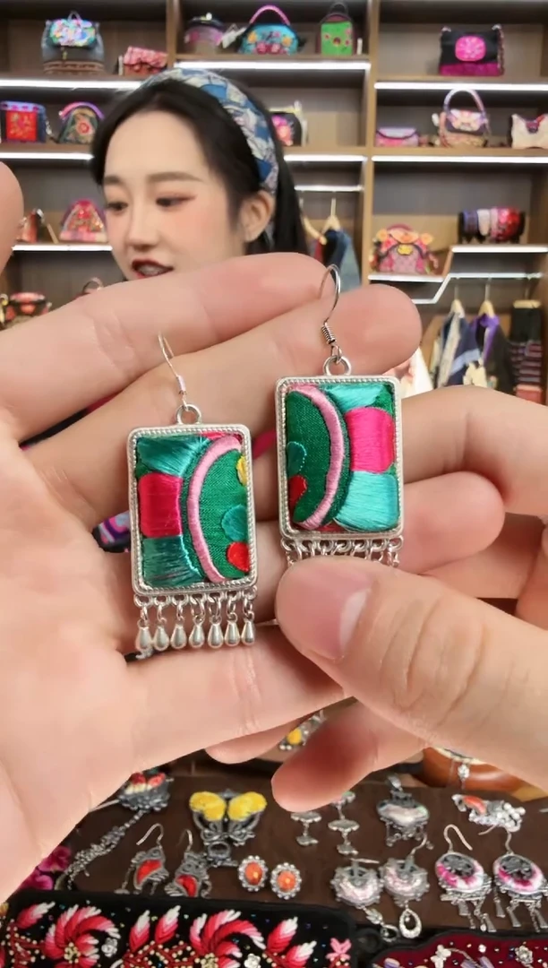 【闪购商品】织绣174蒙阿苏苗绣传承