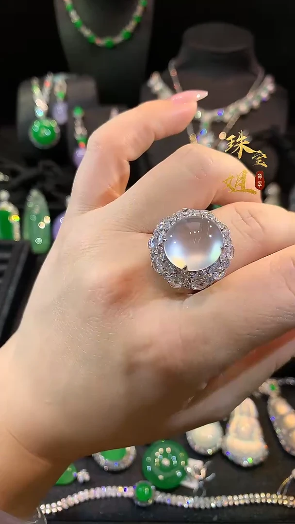 18K金镶嵌戒指翡翠戒指