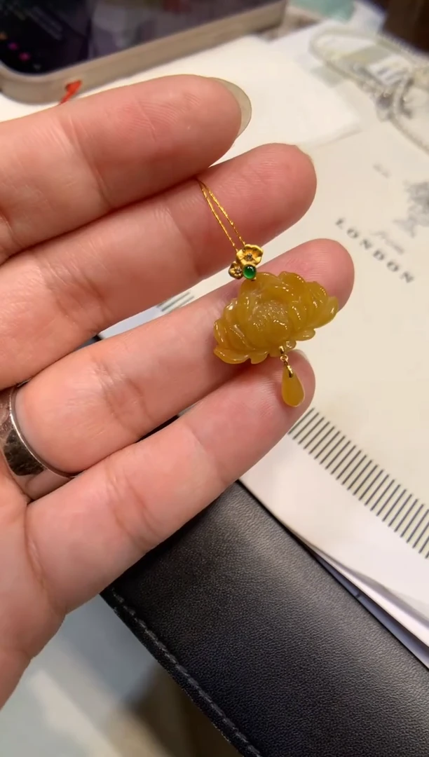 颈饰18K金镶嵌翡翠莲花