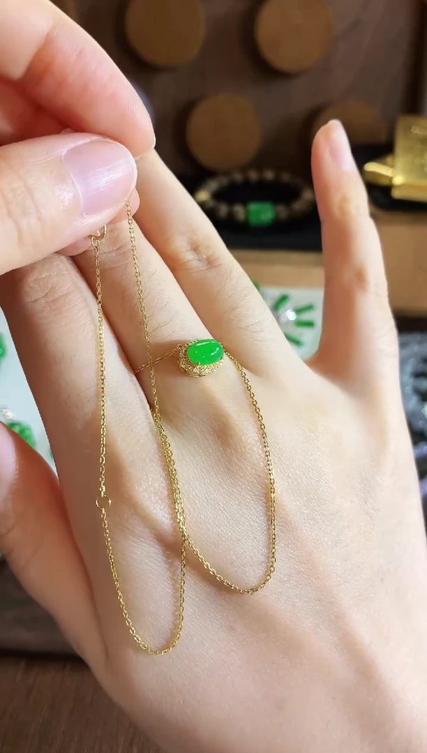 翡翠18K金镶嵌颈饰吊坠 一体链