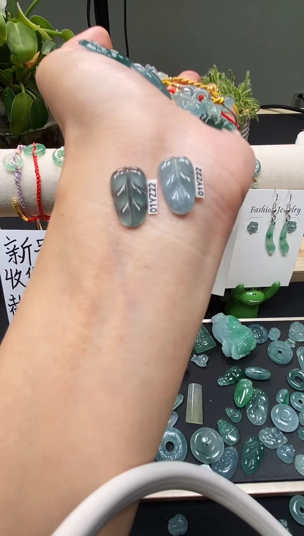 翡翠裸石翡翠叶子一对