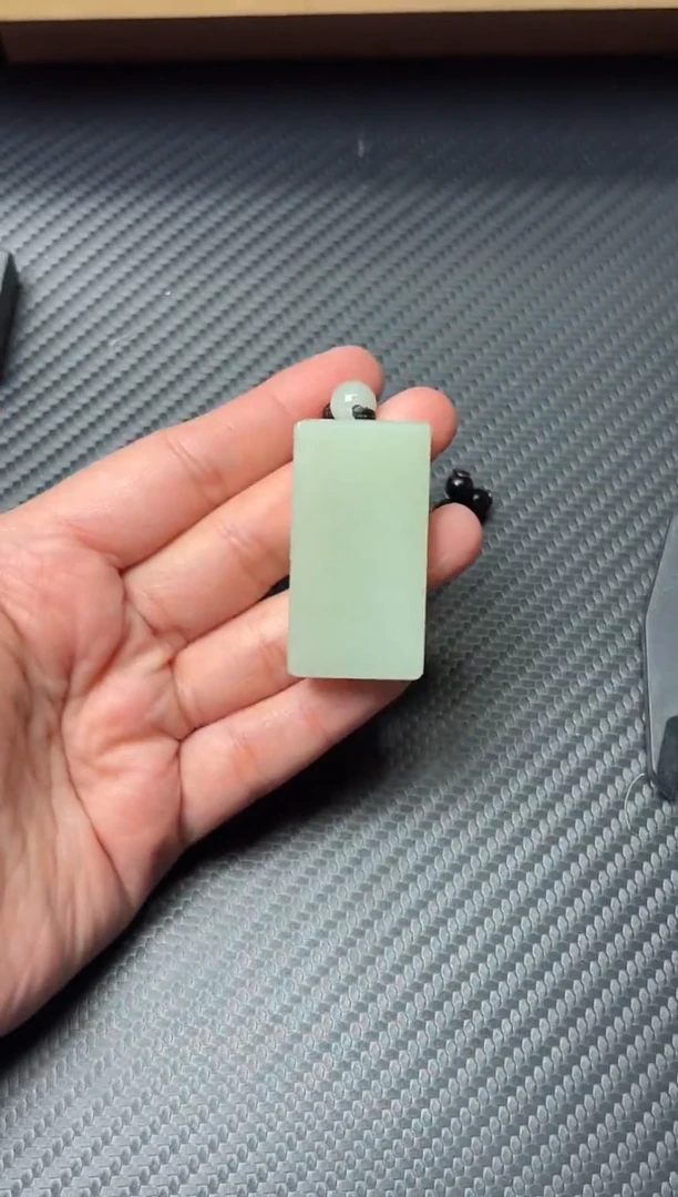 吊坠(赠链)未镶嵌和田玉且末迪克兰二细微色差吊坠jm