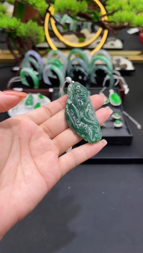 颈饰18K金镶嵌翡翠吊坠