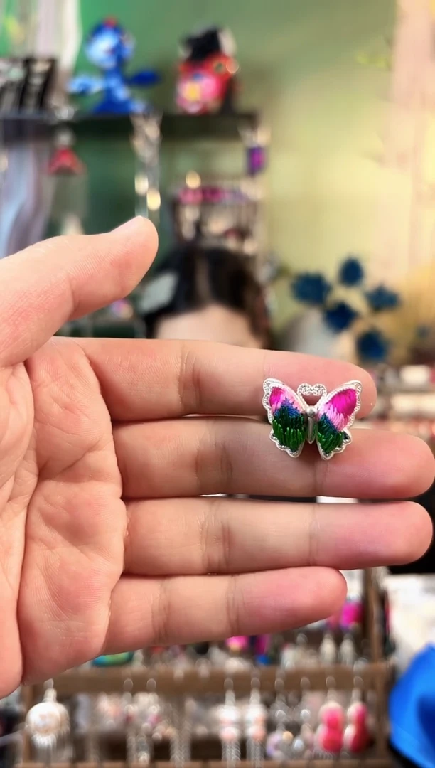 彩云南阁非遗老绣饰品527