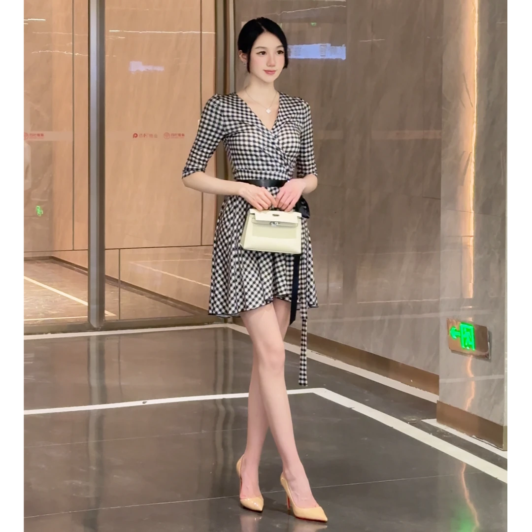 希野逸儿/经典棋盘格弹力七分袖一片式系带裹身女士连衣裙