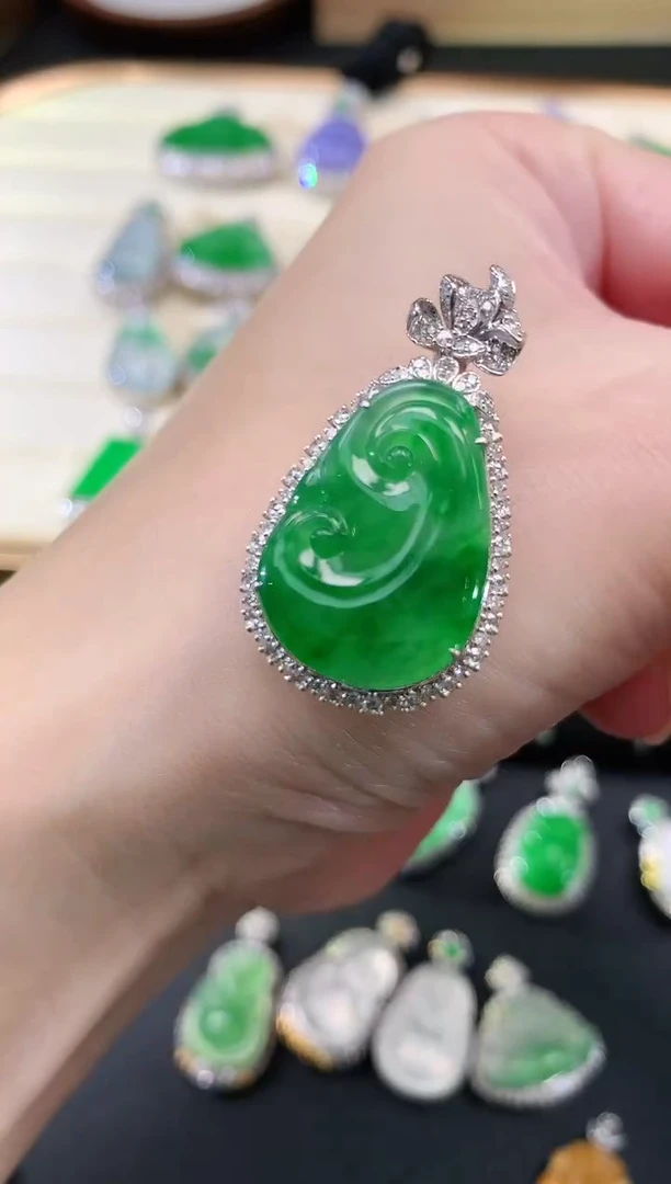 吊坠(不含链)18K金镶嵌翡翠如意|16800