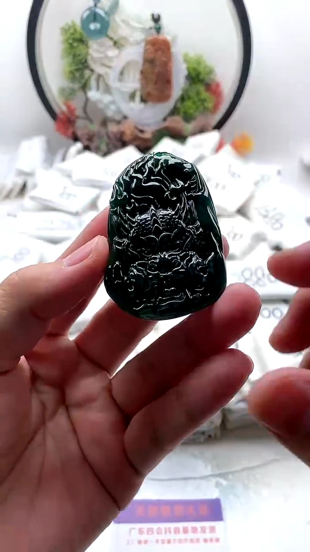 颈饰未镶嵌翡翠龙牌