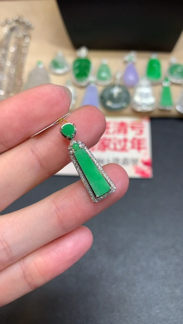 【闪购商品】翡翠颈饰18K金镶嵌无事牌【无服务费】