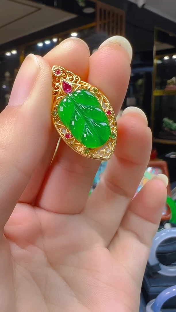 吊坠(赠链)18K金镶嵌翡翠096(多样性发货发其一)