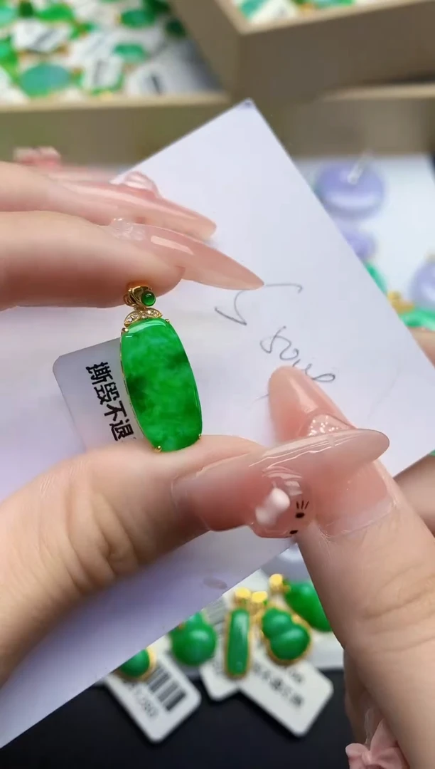 颈饰18K金镶嵌翡翠缅甸天然翡翠A货