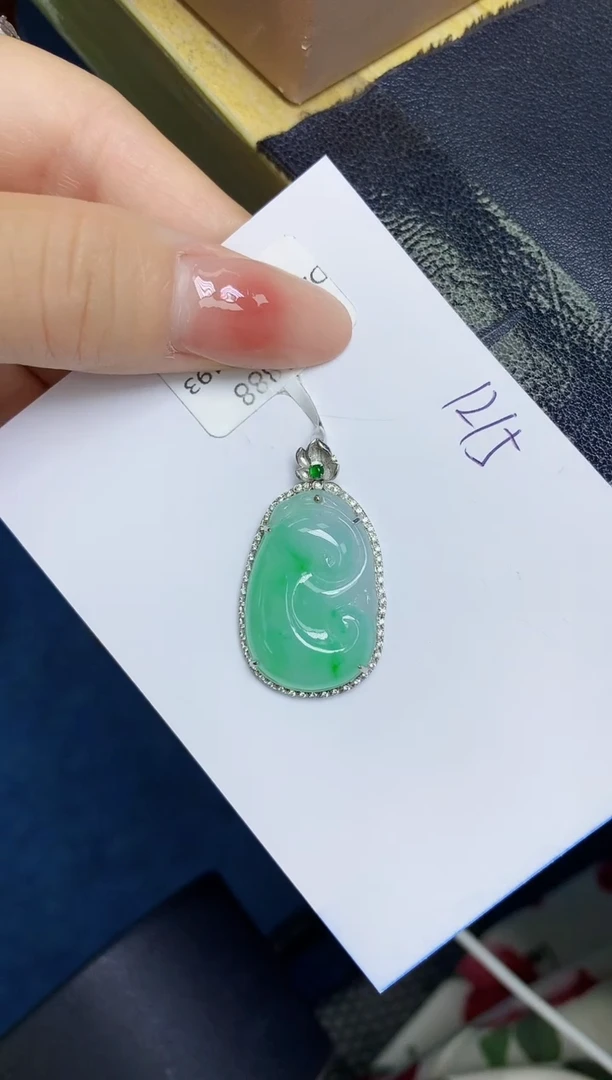 翡翠18K金镶嵌颈饰 天然缅甸翡翠A货