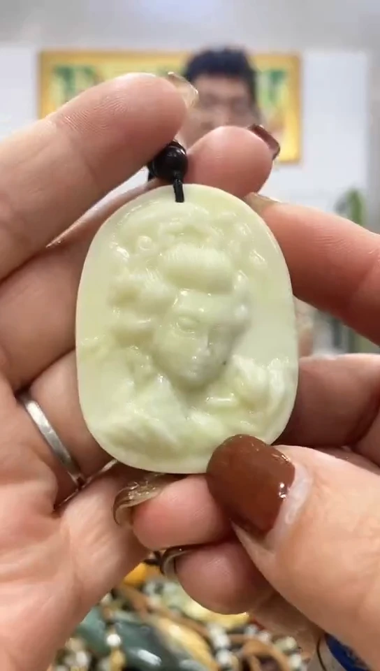 未镶嵌蛇纹石玉吊坠