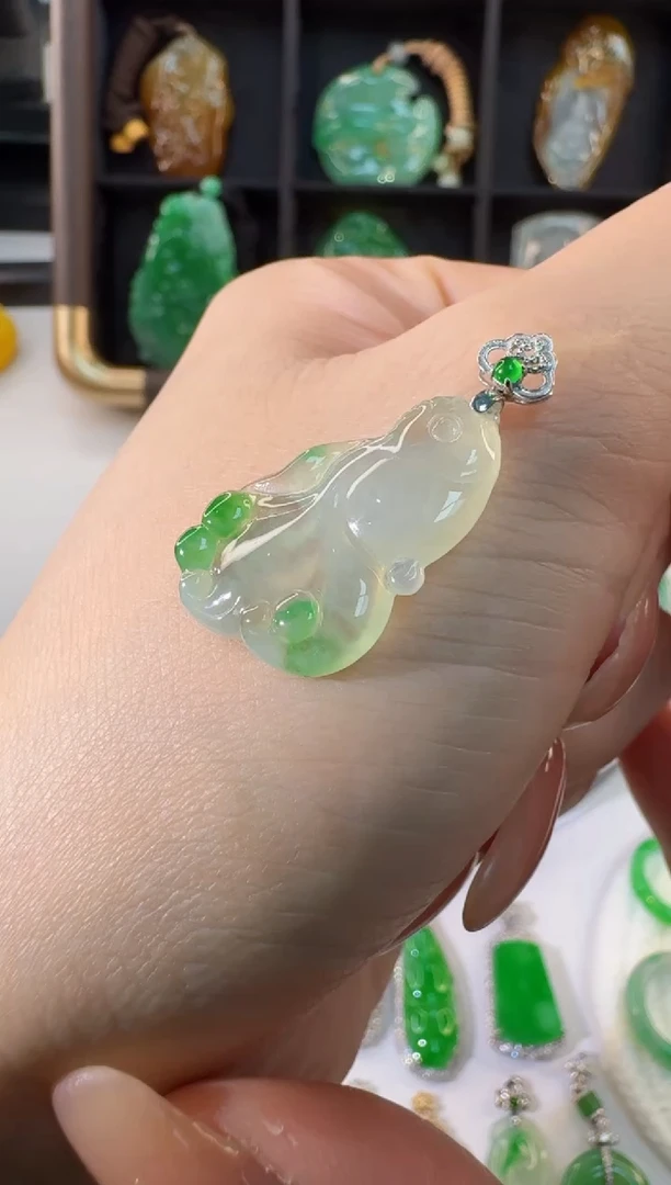 颈饰18K金镶嵌翡翠缅甸A货翡翠