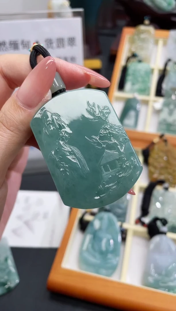 翡翠未镶嵌颈饰山水