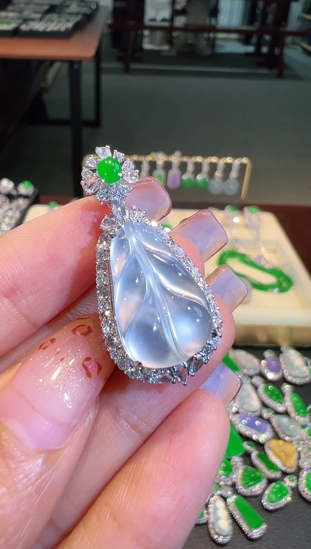 【闪购商品】翡翠吊坠(不含链)18K金镶嵌翡翠