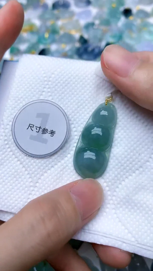 颈饰18K金镶嵌翡翠天然A货翡翠