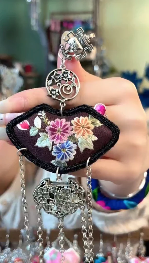 彩云南阁非遗老绣饰品539*