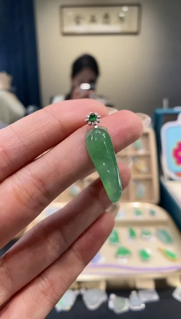 【闪购商品】翡翠吊坠(不含链)18K金镶嵌福瓜
