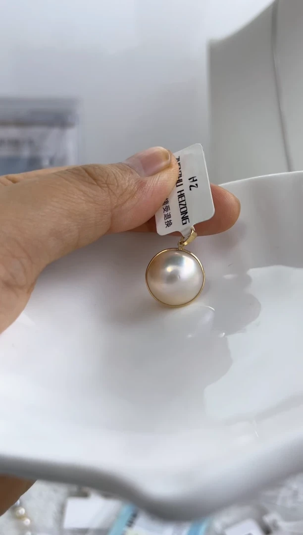 18K金镶嵌吊坠拼合珍珠（马贝珠）多样性发其一