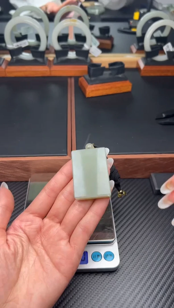 吊坠(赠链)未镶嵌和田玉且末微色差近矿吊坠