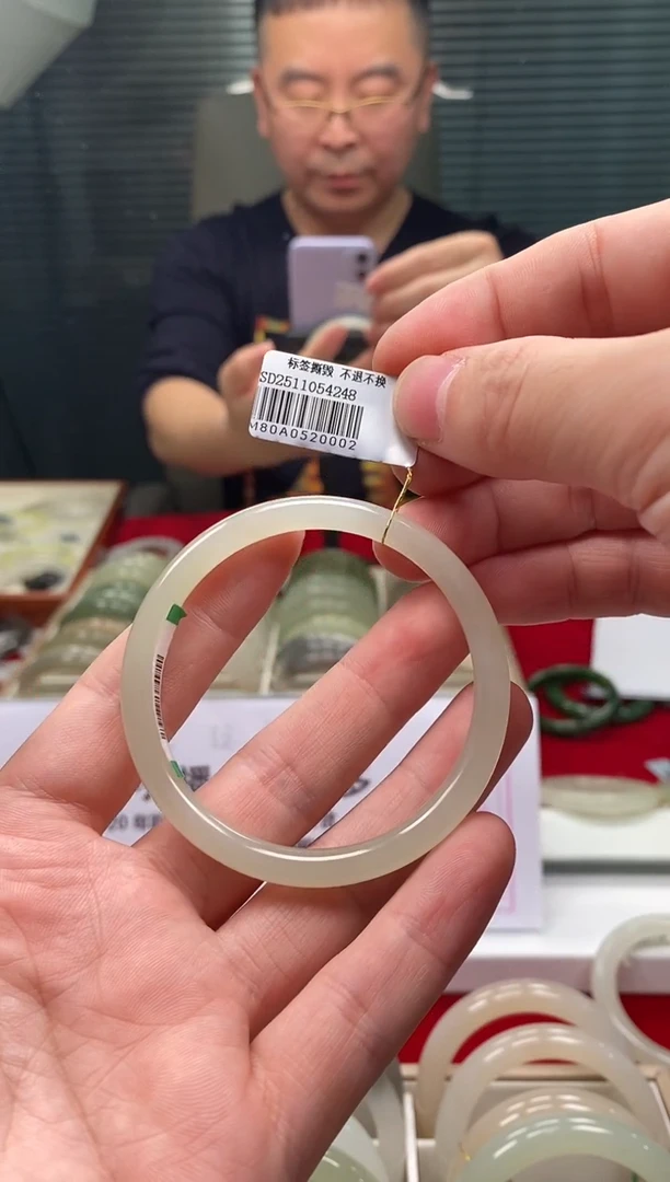 未镶嵌手镯和田玉手镯53