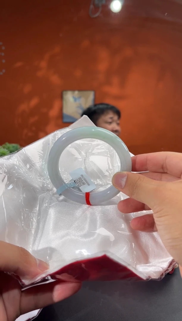 未镶嵌手镯翡翠糯****?翡翠手镯