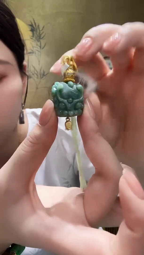 颈饰未镶嵌翡翠吊坠