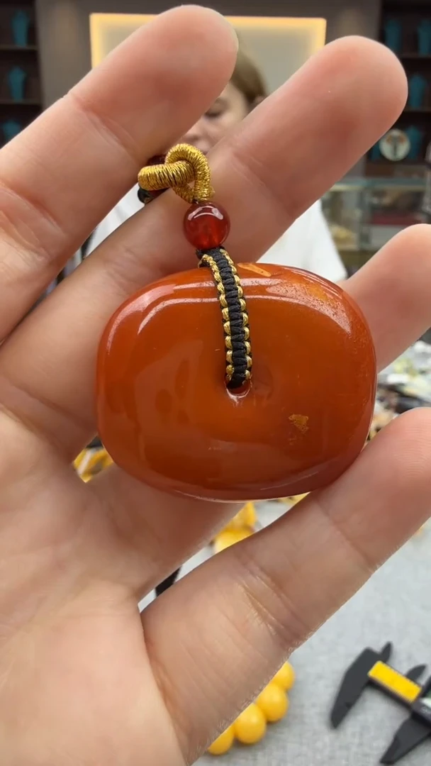 琥珀颈饰未镶嵌130秒拍号 假一罚三