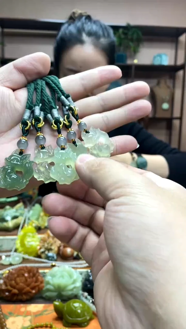 未镶嵌岫玉吊坠多样性发货发其中之一