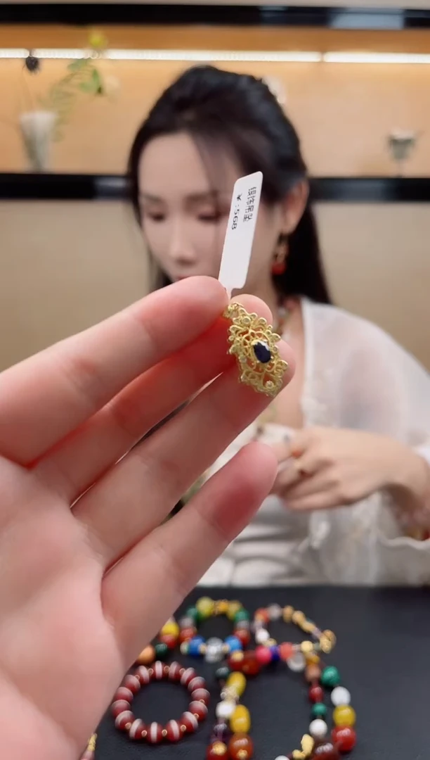吊坠(不含链)蓝宝石银S925镶嵌默认微瑕，介意勿拍！